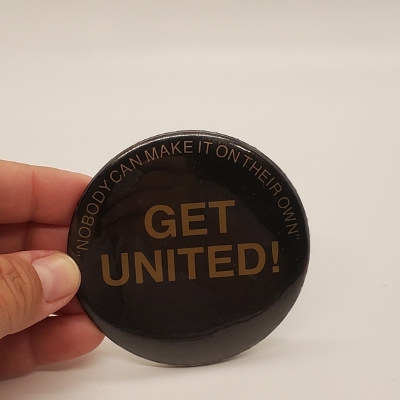 Get United Nobody can make it on their own button pin - Picture 2 of 4